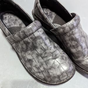 👍B O C MW Crocs Gray Size 9 Emboss  Clogs Made in China
